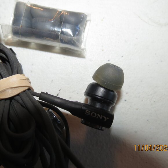 Authentic Sony Bass Boost Wired Earbuds with new earbud tips and carry bag - Picture 4 of 4